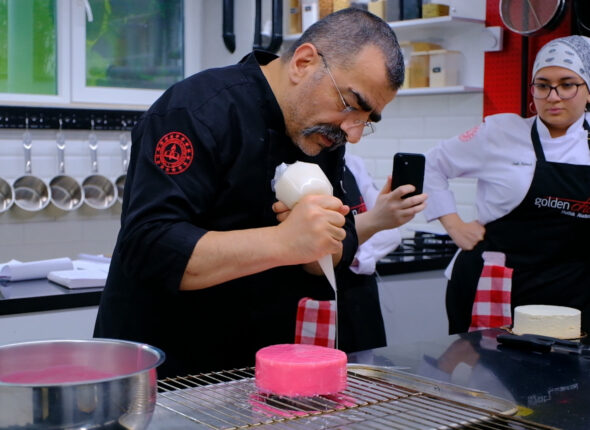 lokman özer pasta yapıyor