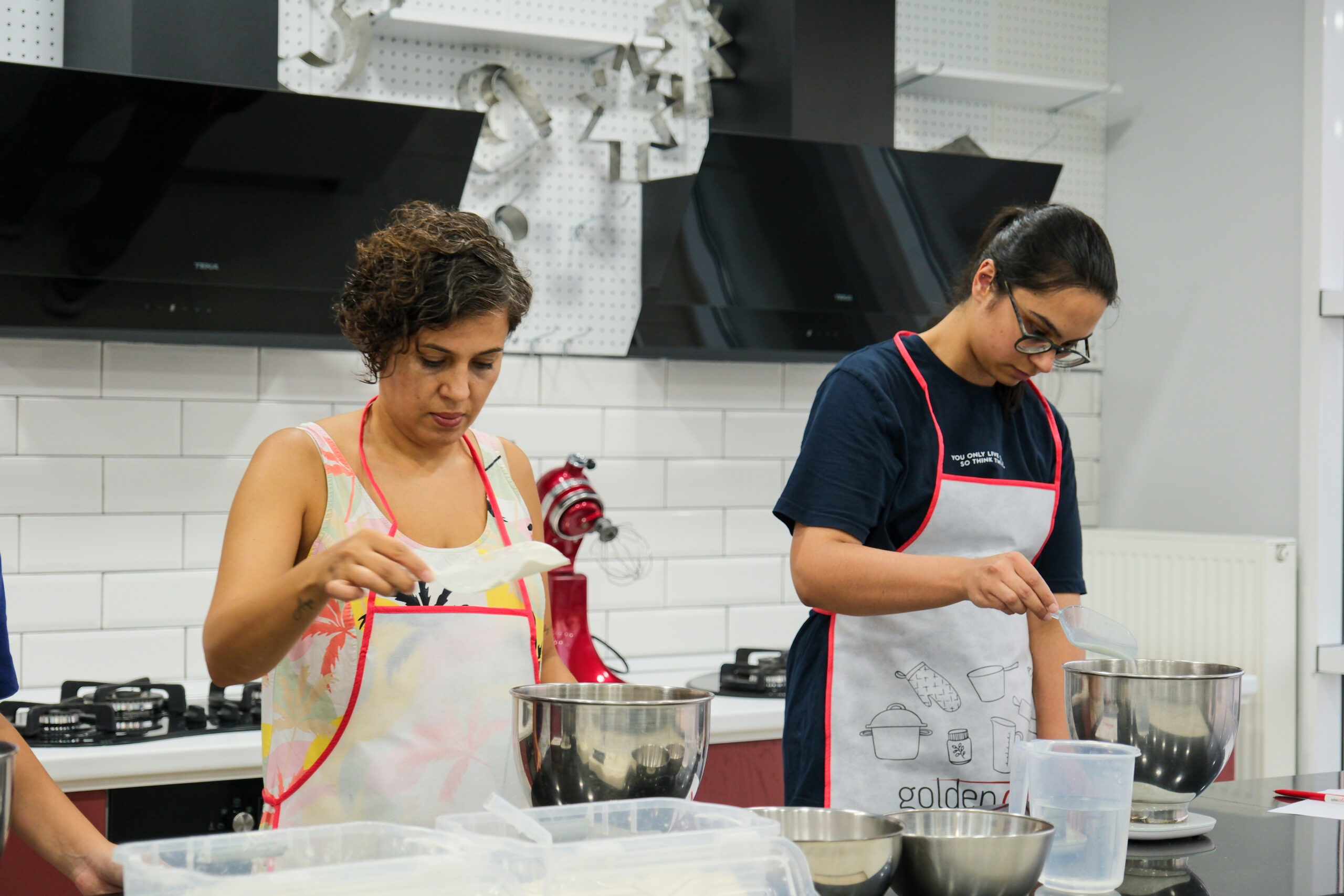 pasta yapan golden chef mutfak akdemisini öğrencileri