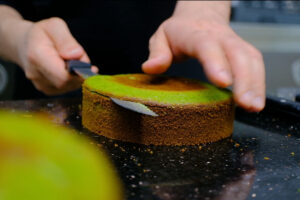 Ankara pastacılık kursu öğrencileri uygulamalı eğitimde pasta süsleme çalışması yapıyor.