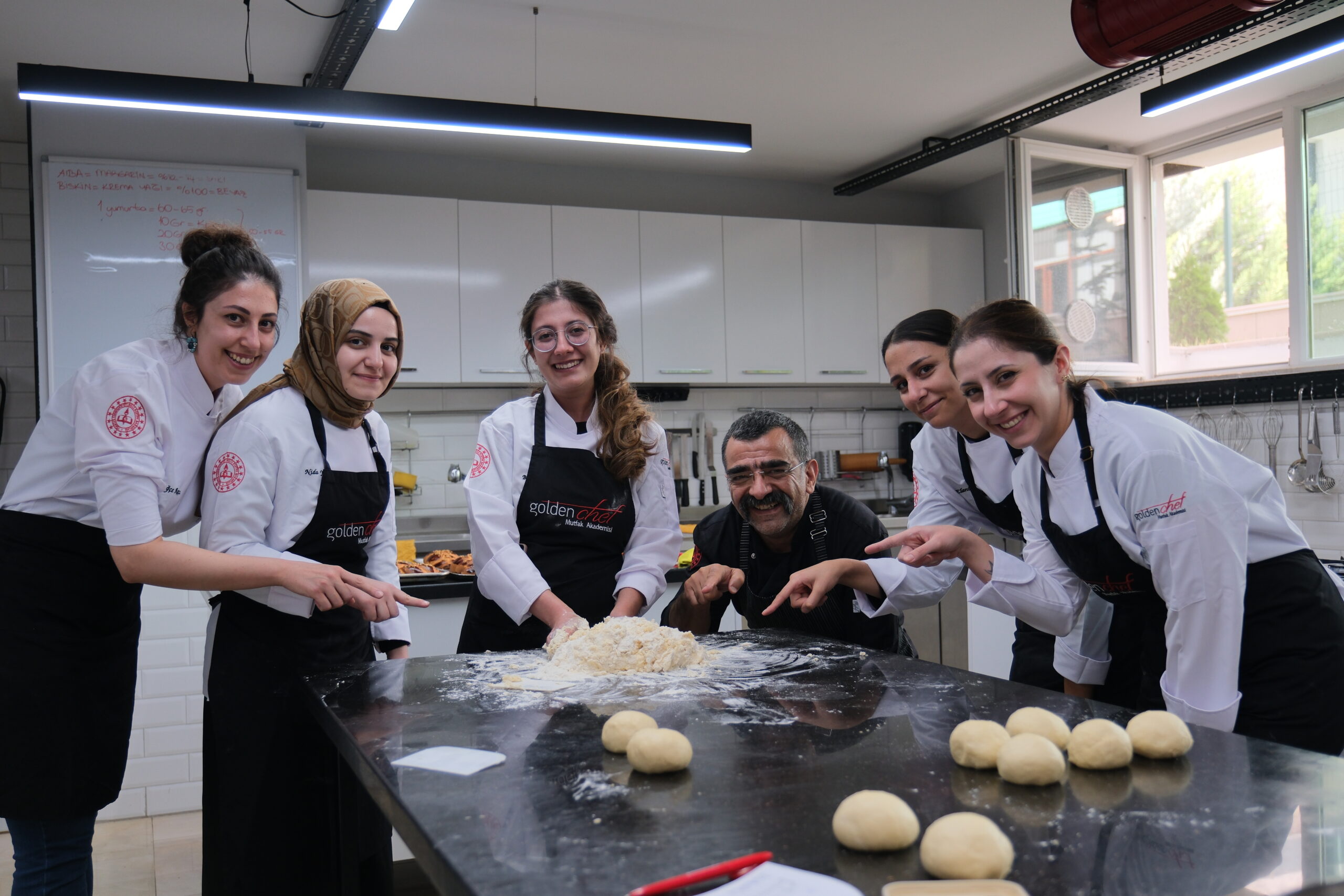 Lokman Özer ve Golden Chef Mutfak Akademisi öğrencileri ankarada pastacılık kursu