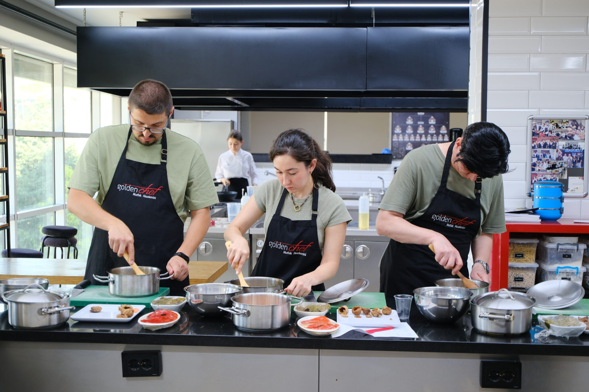 yemek yapan golden chef mutfak akademisi &ouml;ğrencileri