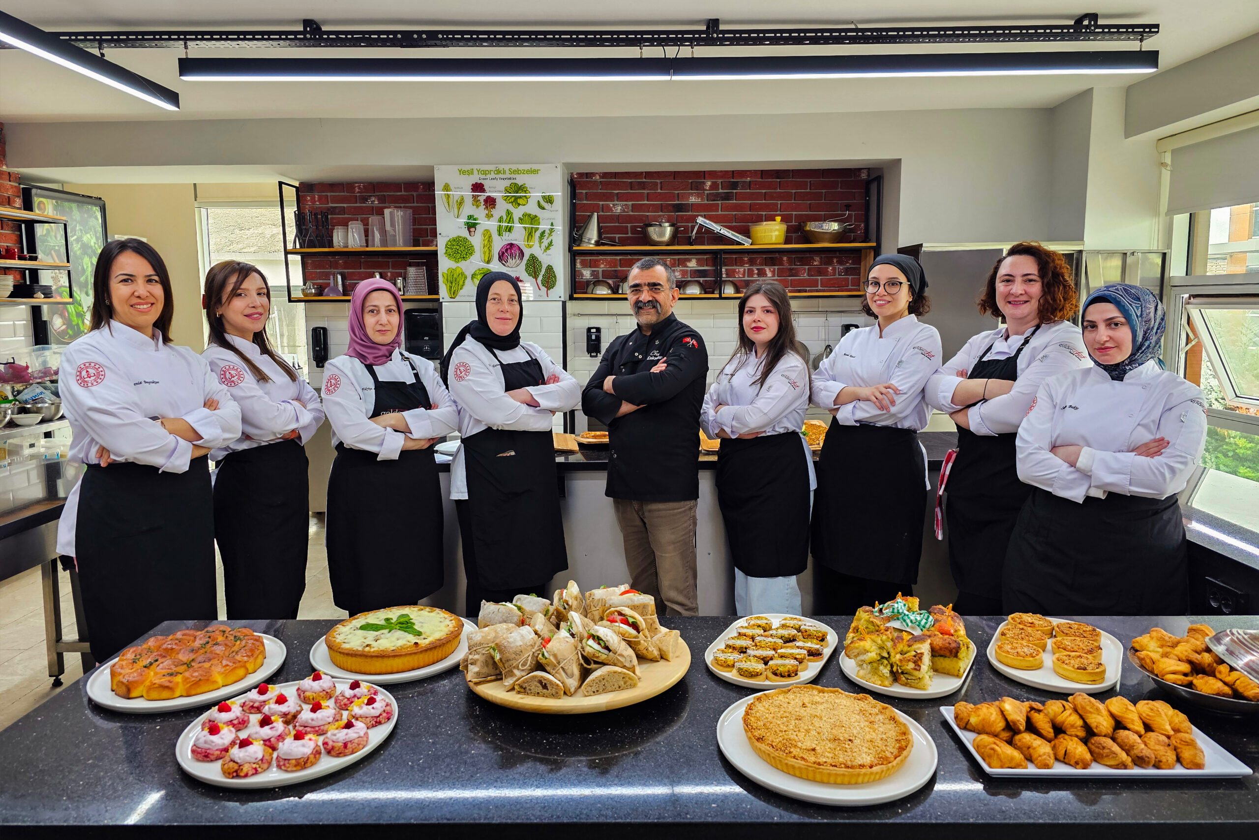 Lokman Özer ve golden chef mutfak akademisi öğrencileri yaptıkları yemeklerle birlikte poz veriyor