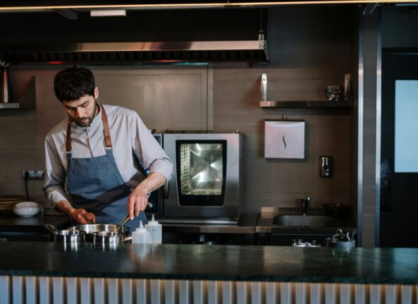 Golden Chef mutfak akademisinde yemek yapan aşçı